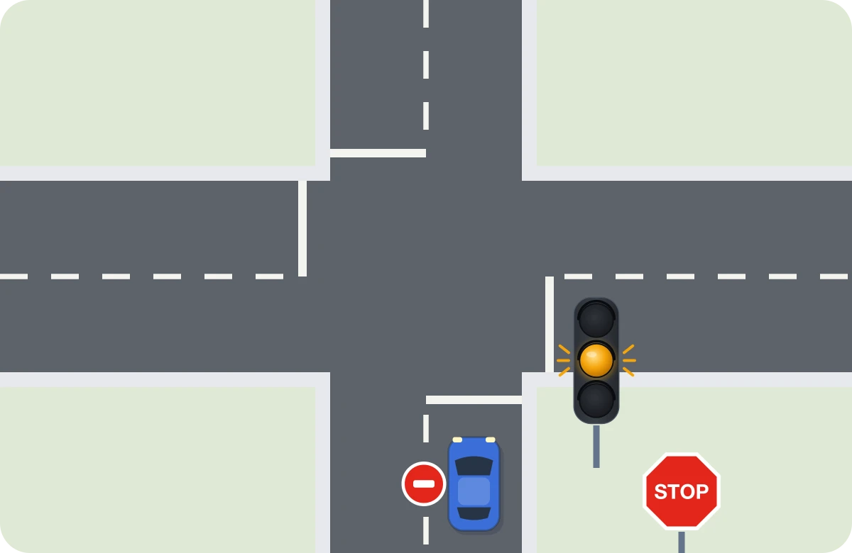 Мигающий жёлтый светофор и знак STOP, синяя машина стоит